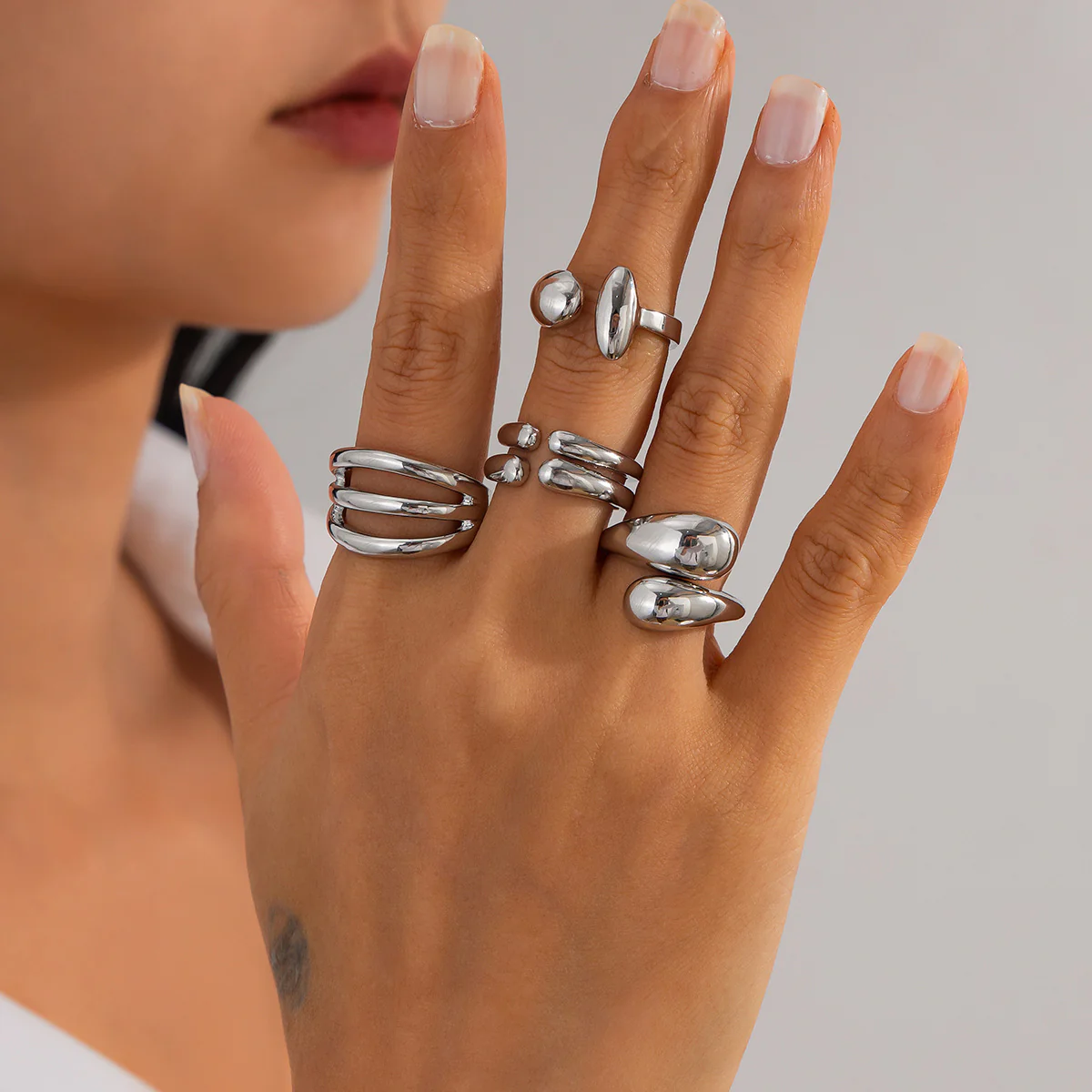 4-Piece Polished Liquid Metal Textured Ring Set - Image 4