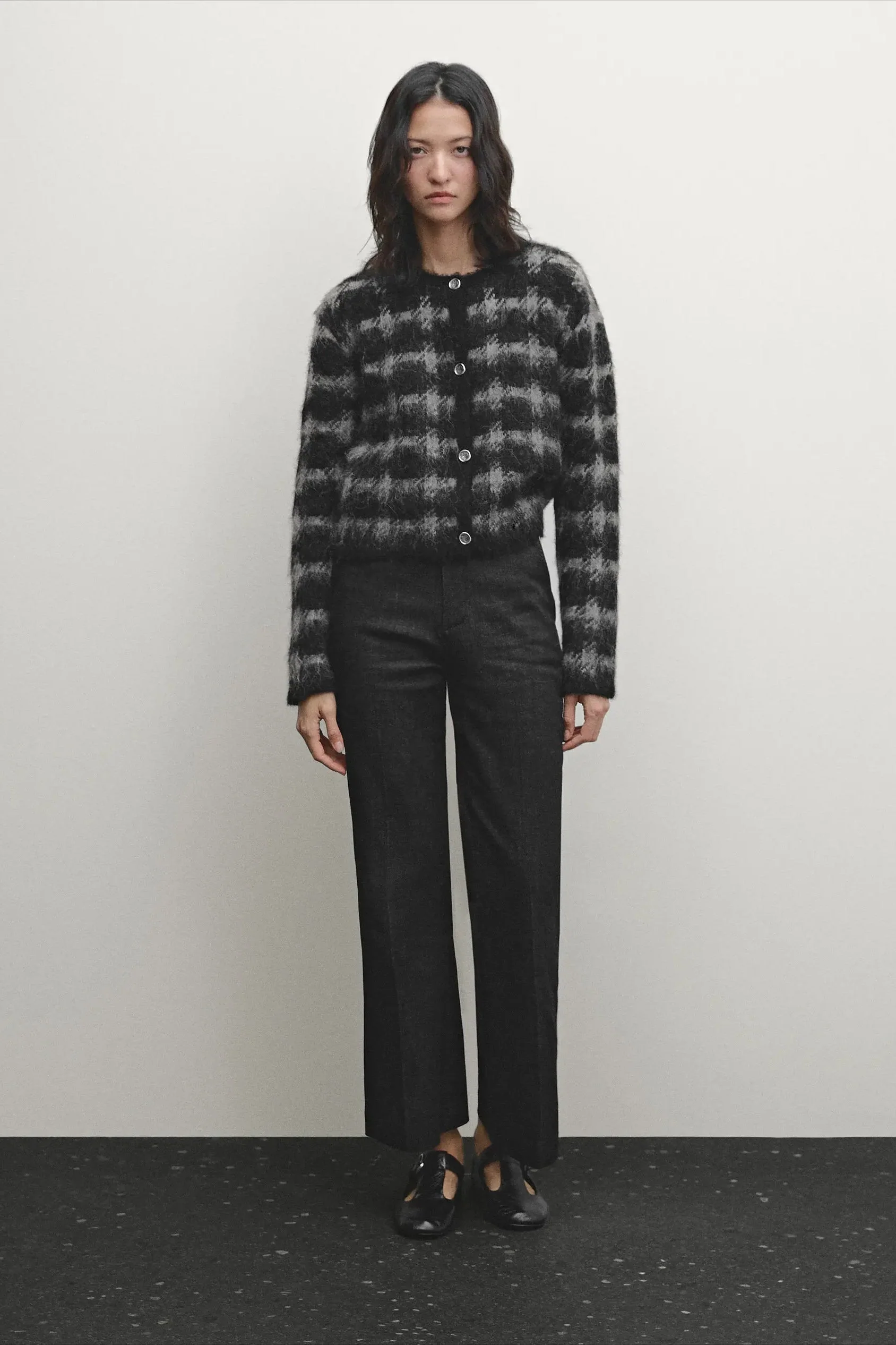 Casual Gray Plaid Knit Cardigan - Image 2