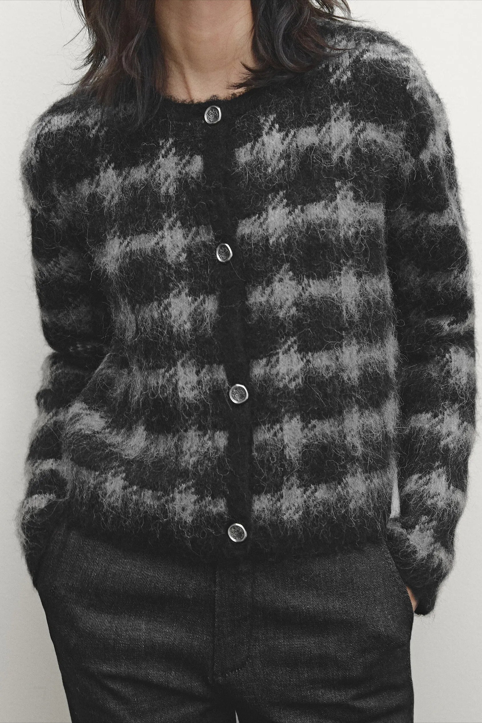 Casual Gray Plaid Knit Cardigan - Image 3