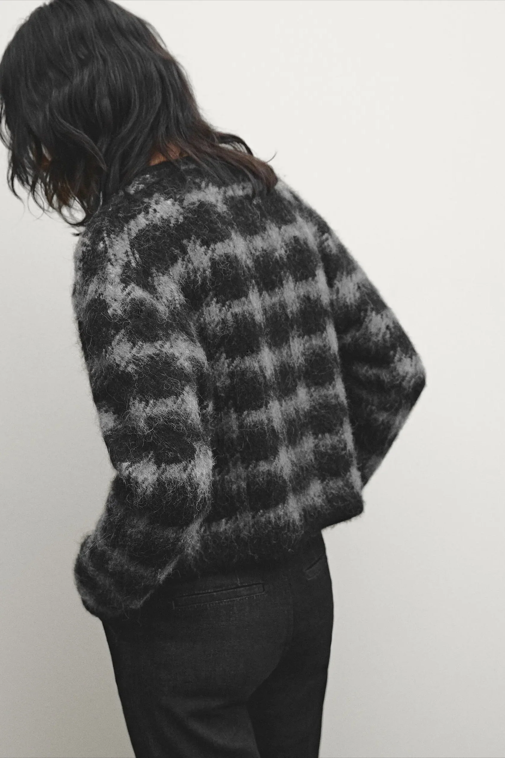 Casual Gray Plaid Knit Cardigan - Image 4