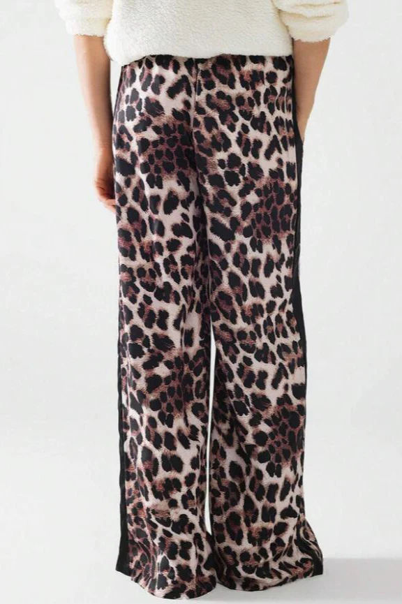 Chic Leopard Print Relaxed Wide Leg Pants - Image 11