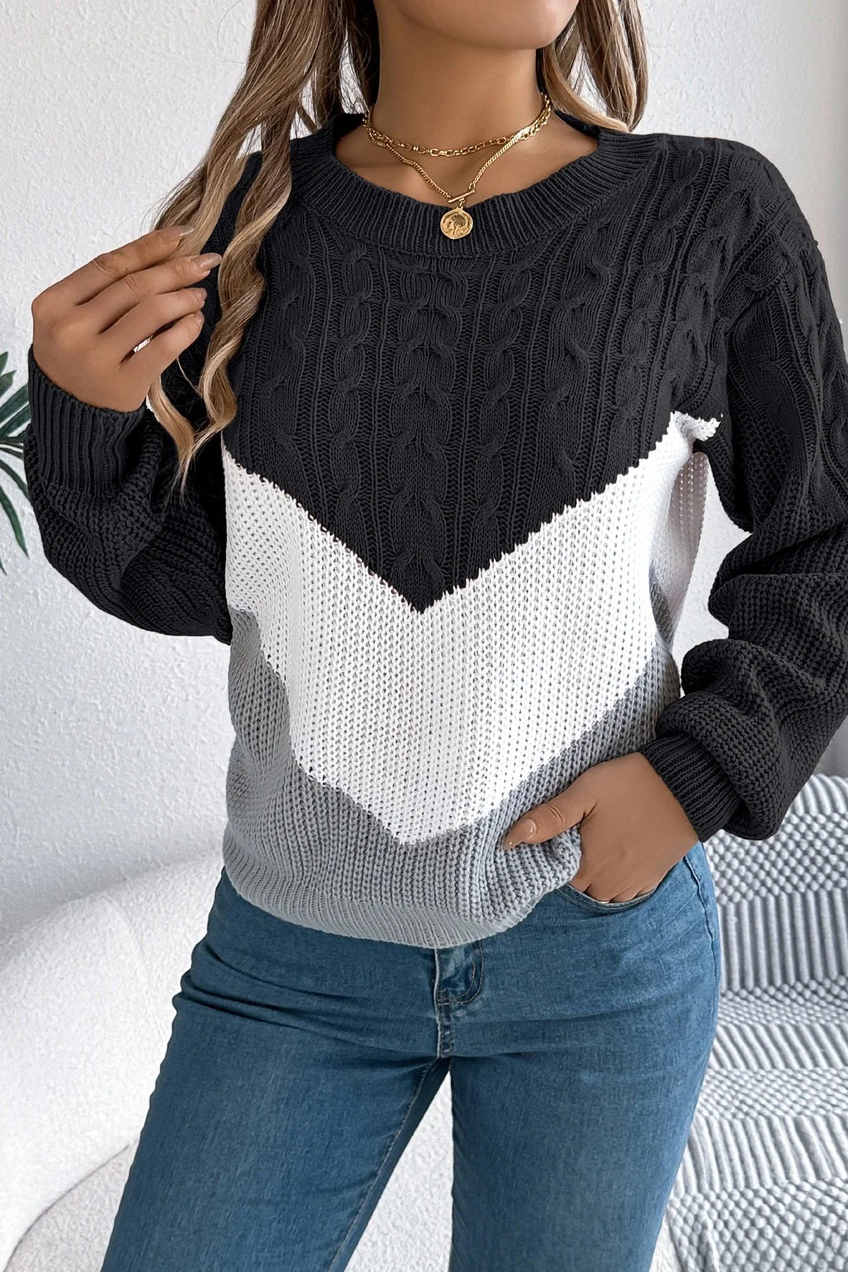 Colorblock Round Neck Pullover Sweater - Image 9