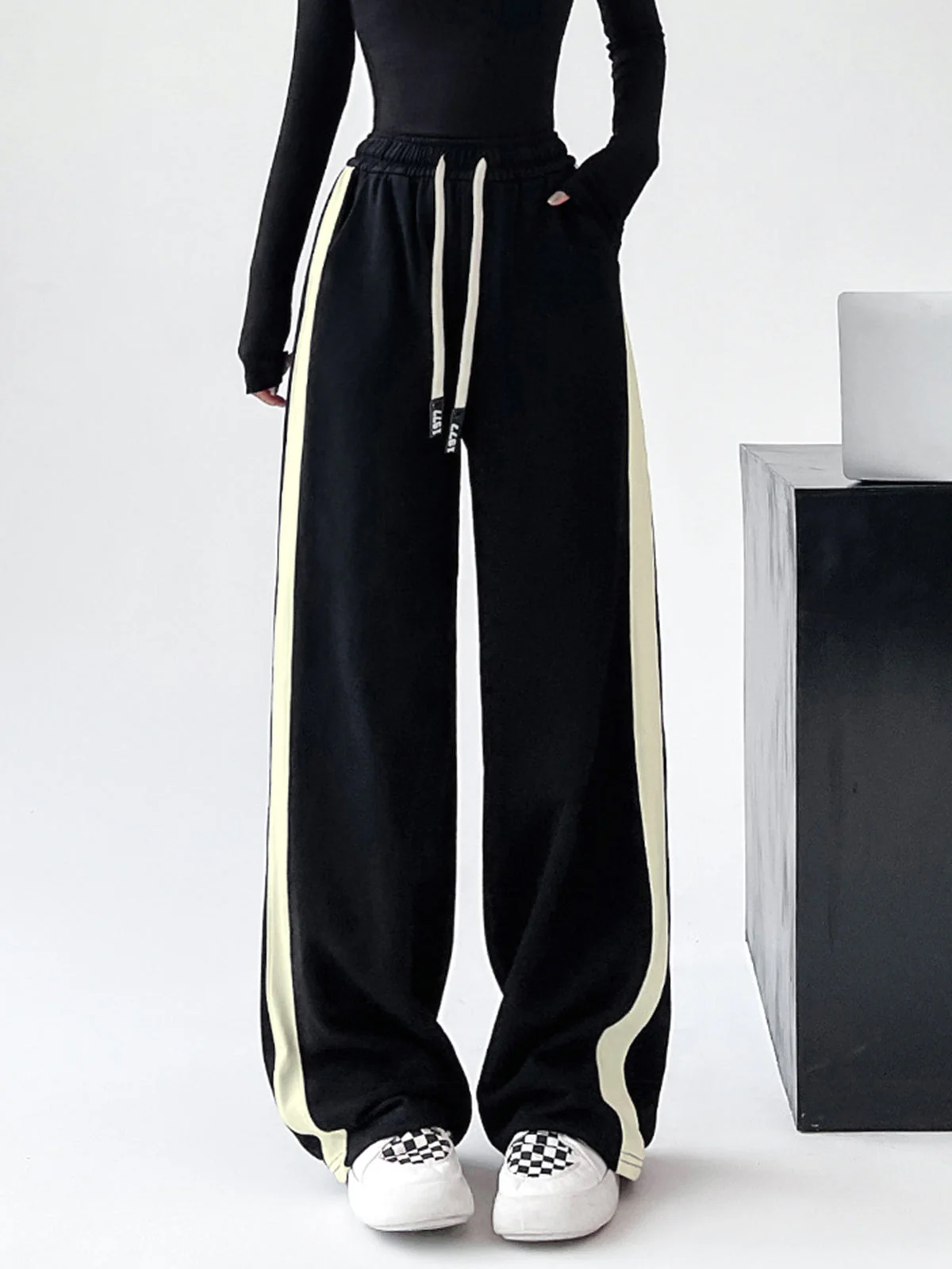 Drawstring Contrast Trim Trendy Wide Leg Sweatpants - Image 17