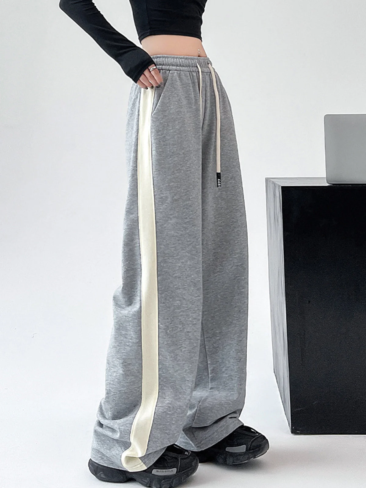 Drawstring Contrast Trim Trendy Wide Leg Sweatpants - Image 6