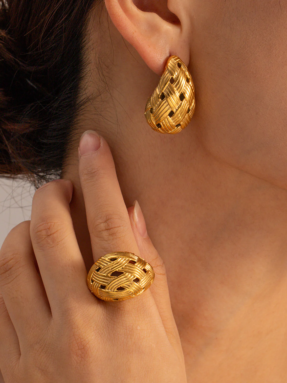 Crisscross Charming Honeycomb Earrings - Image 8