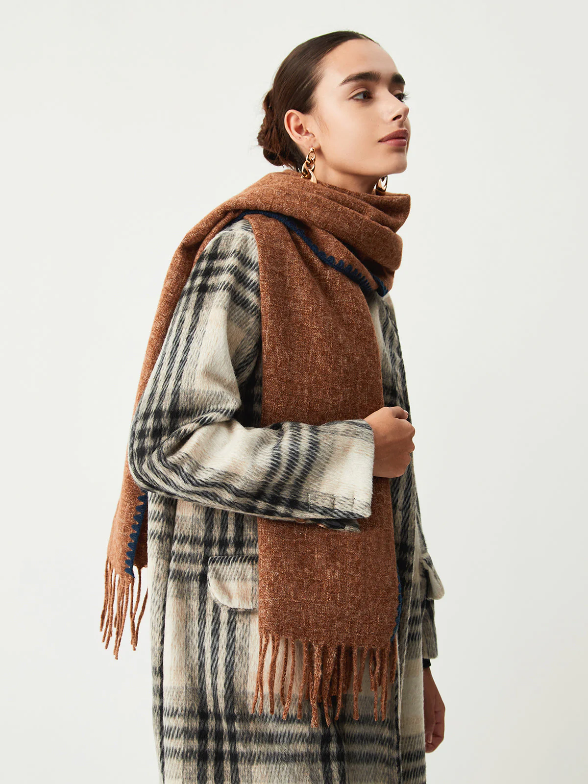 Contrast Trim Graceful Fringed Scarf - Image 12