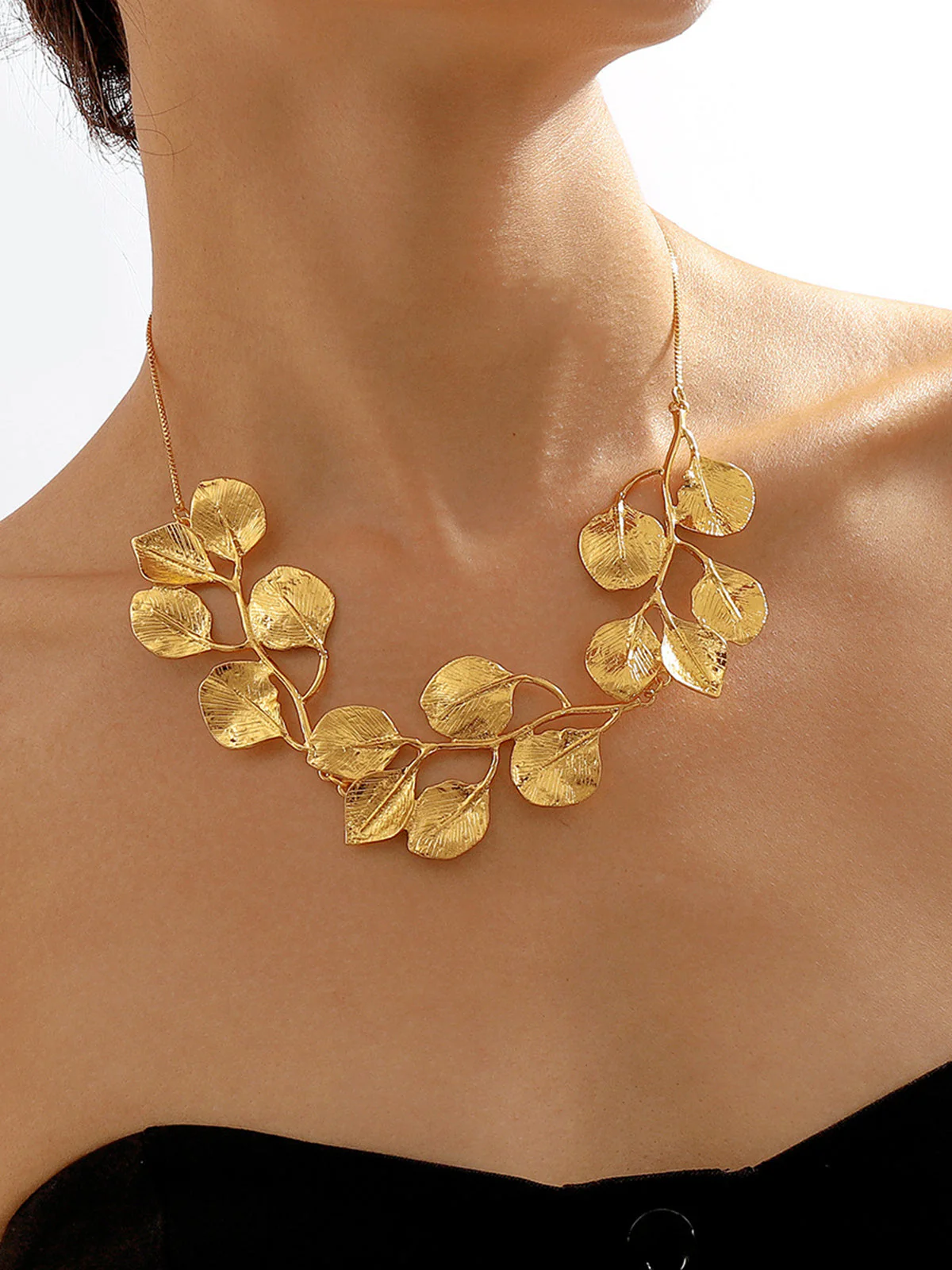 Vintage Alloy Graceful Leaf Design Necklace - Image 9