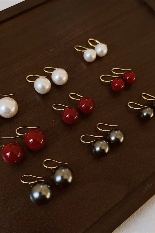 Heel Shape Minimalist Pearl Earrings - Image 3