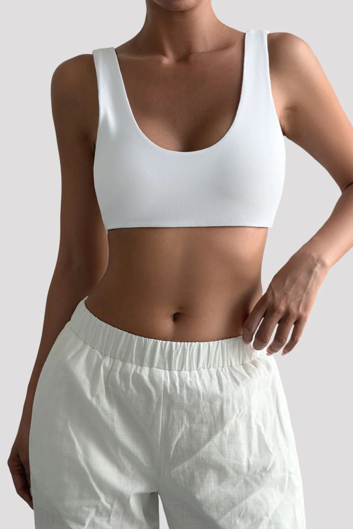 Minimalist Solid U‑Neck Spaghetti Strap Tank Top - Image 4