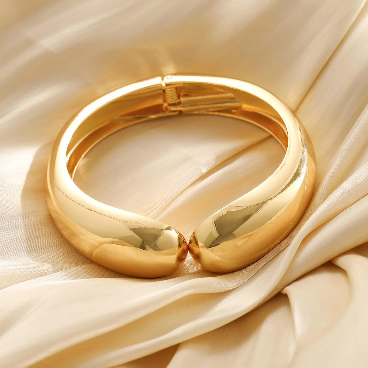 Polished Alloy Teardrop Coil Open Cuff Bracelet - Image 4
