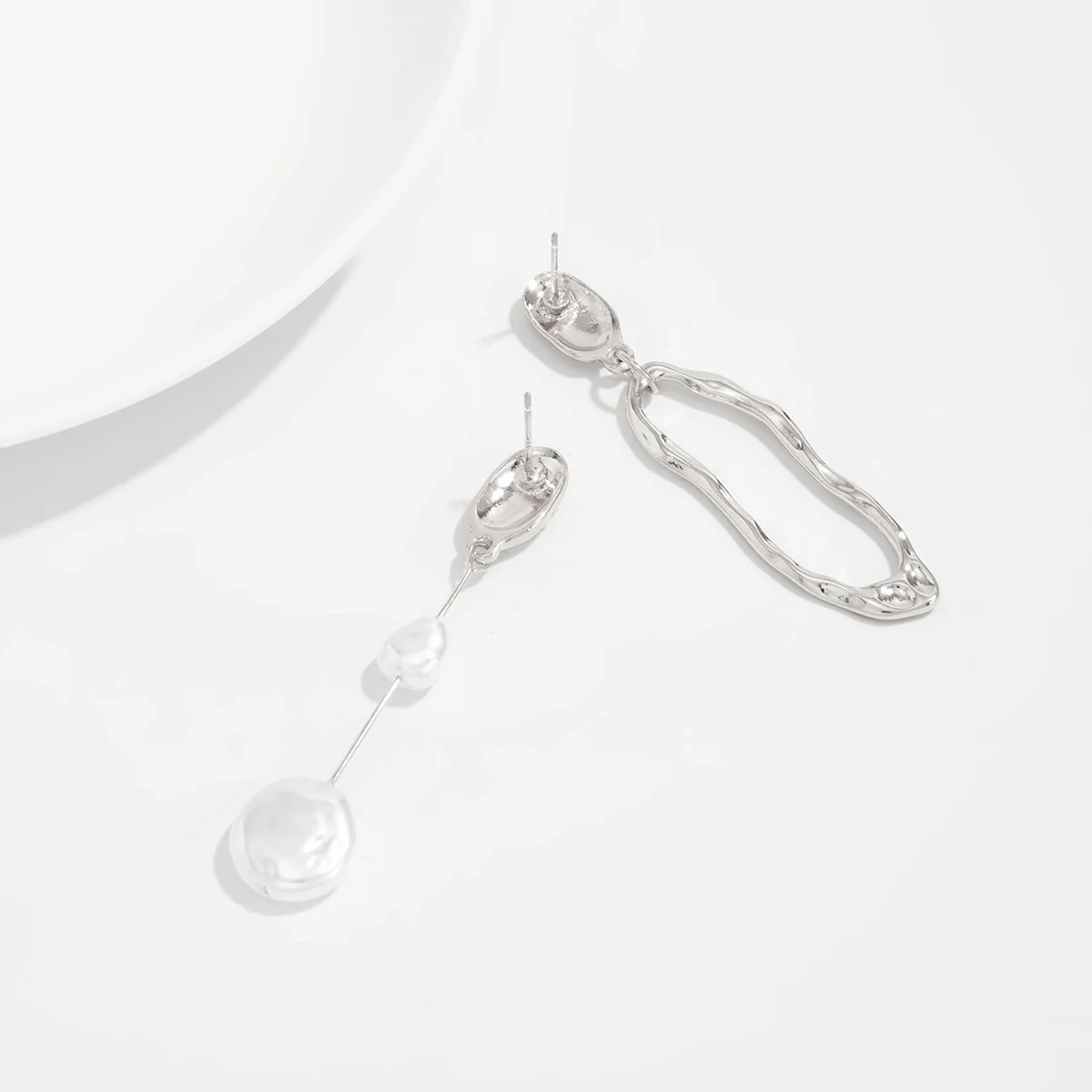Retro Irregular Faux Pearl Long Metal Geometric Earrings - Image 16