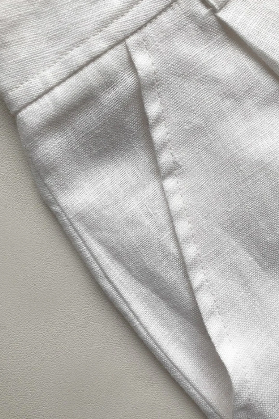 Tortoiseshell Button High Waist Linen Shorts - Image 7